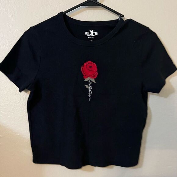 HOLLISTER CROPPED BABY TEE- 🌹- size SMALL - Picture 1 of 2